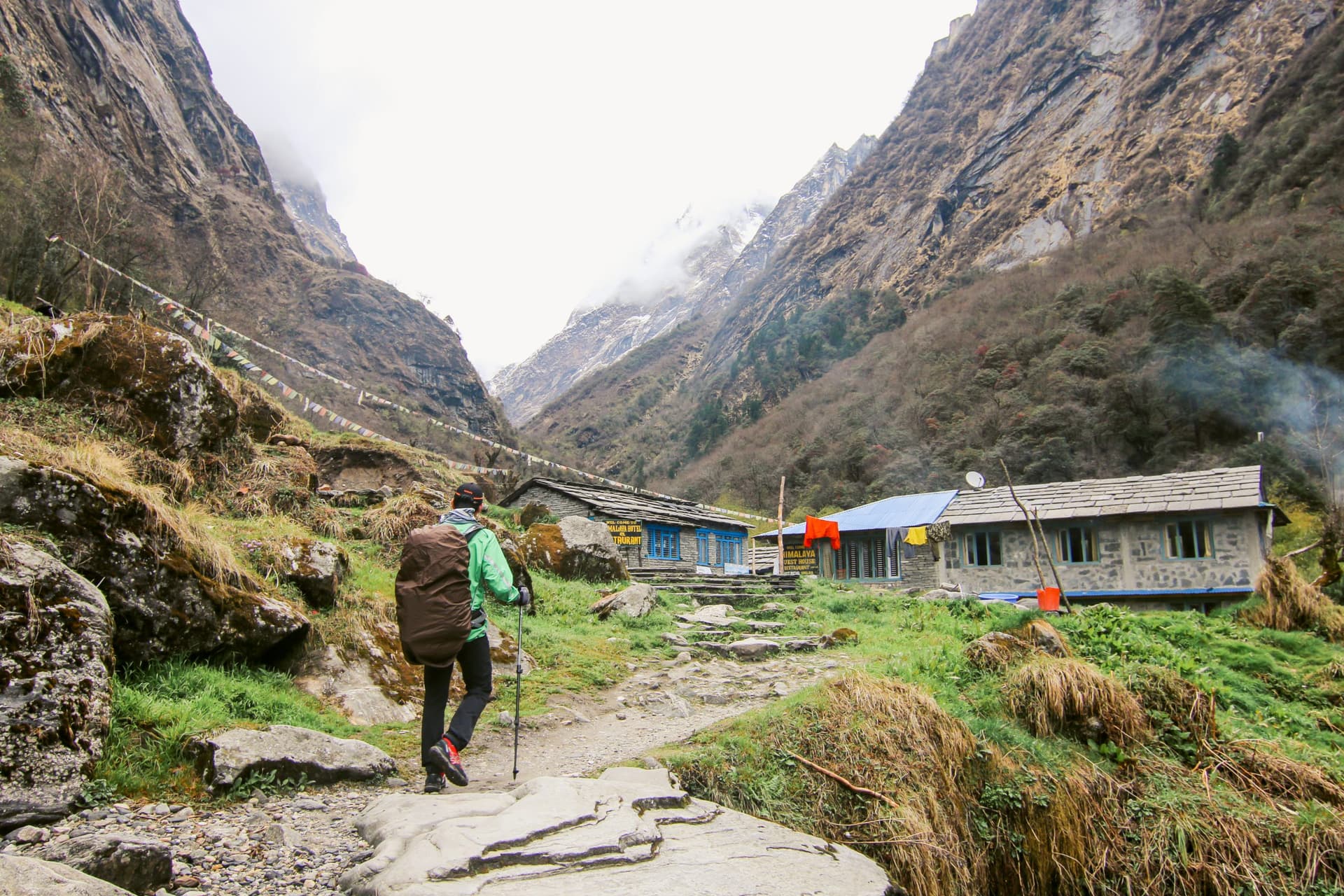 Travel Tips: पहाड़ों पर जा रहे हैं घूमने जरूर साथ रखें ये चीजें, वरना पैसे होंगे बर्बाद