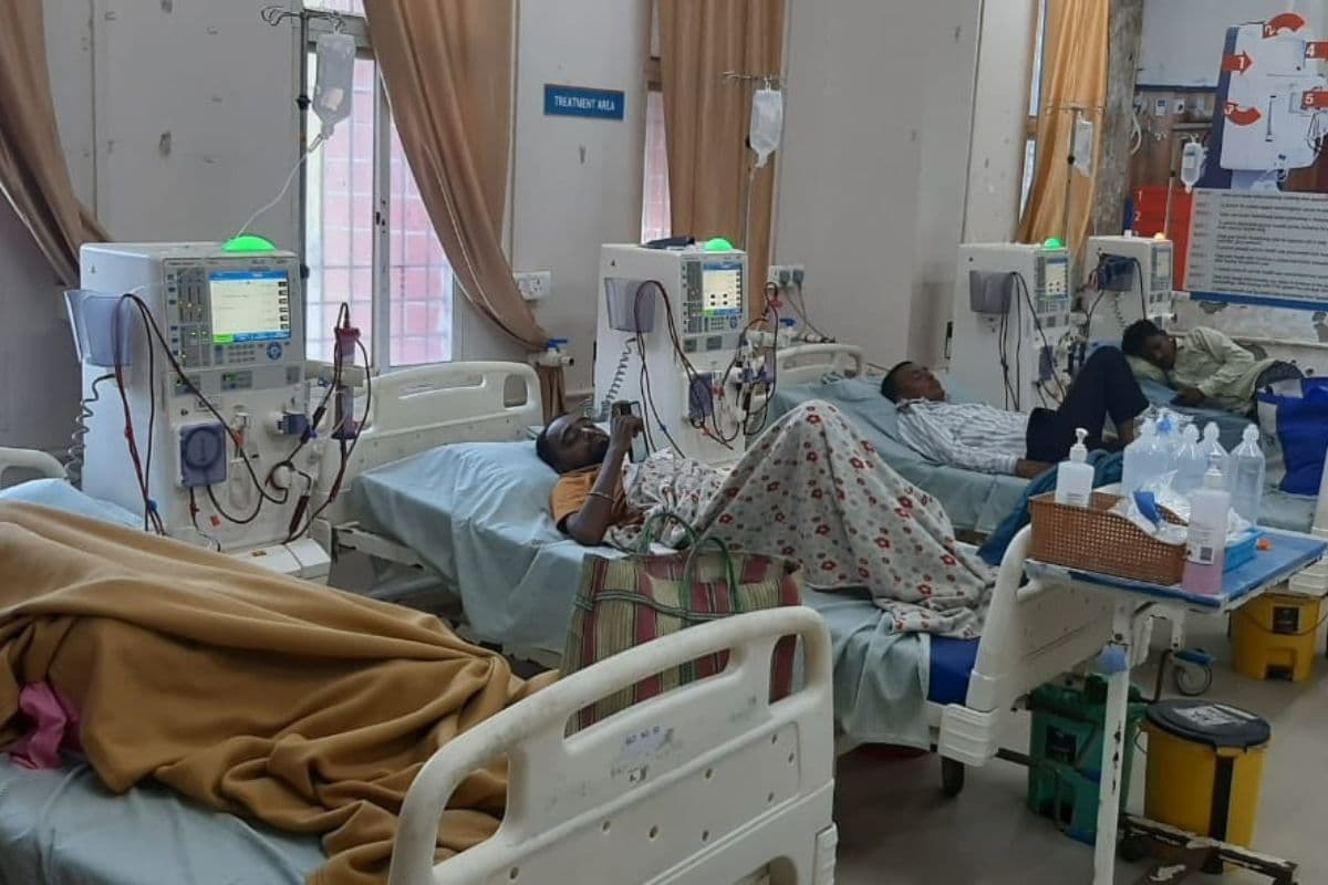 पूर्णिया में संक्रमण के खतरे के बीच की जा रही किडनी मरीजों की डायलिसिस, पुरानी बिल्डिंग में एक ही जगह है RTPCR और टीबी कार्यालय