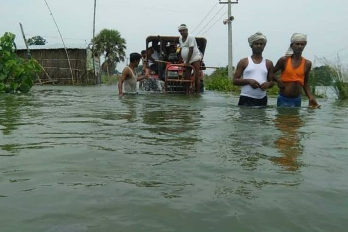 Bihar Flood Alert: भोजपुर के जवईनिया गांव में गंगा ने मचाई तबाही, नदी में समाया 150 से अधिक घर Bihar Flood Alert: भोजपुर के जवईनिया गांव में गंगा ने मचाई तबाही, नदी में समाया 150 से अधिक घर