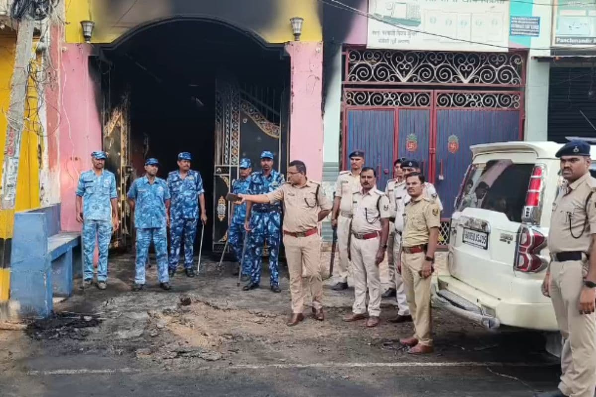 मोतिहारी में पुरानी रंजिश में चाकूबाजी, युवक की मौत के बाद आक्रोशित परिवार ने फूंका आरोपी का वाहन मोतिहारी में पुरानी रंजिश में चाकूबाजी, युवक की मौत के बाद आक्रोशित परिवार ने फूंका आरोपी का वाहन