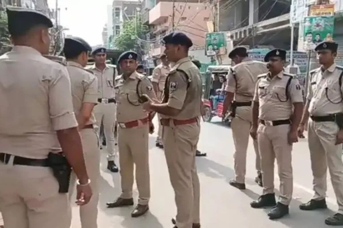 Bihar Crime: पटना में घर के बाहर टहल रहे युवक को मारी गोली, सीसीटीवी खंगाल रही पुलिस Bihar Crime: पटना में घर के बाहर टहल रहे युवक को मारी गोली, सीसीटीवी खंगाल रही पुलिस