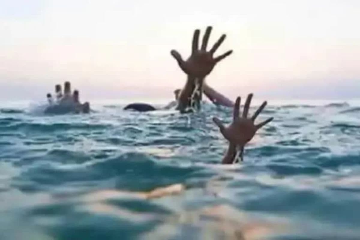 Bihar News: रोहतास में नहाने के दौरान नदी में डूबने से तीन बच्चों की मौत, एक ने तैरकर बचाई जान Bihar News: रोहतास में नहाने के दौरान नदी में डूबने से तीन बच्चों की मौत, एक ने तैरकर बचाई जान