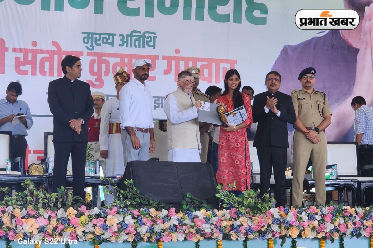 जयराम महतो ने निभाया अपना वादा, डुमरी के होनहारों को राज्यपाल ने किया सम्मानित