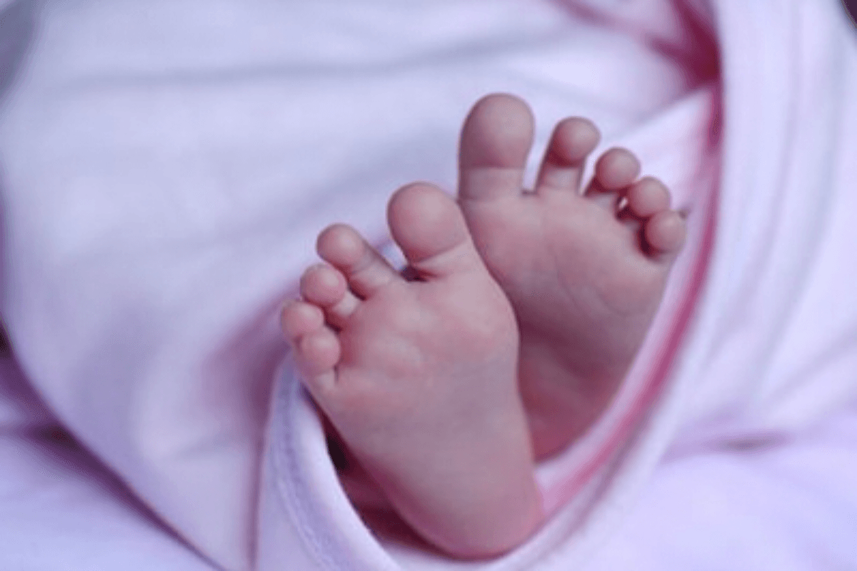प्रयागराज में मौत का गड्ढा: पानी में तैरती मिलीं 4 मासूमों की लाशें, गांव में मातम और चीख-पुकार