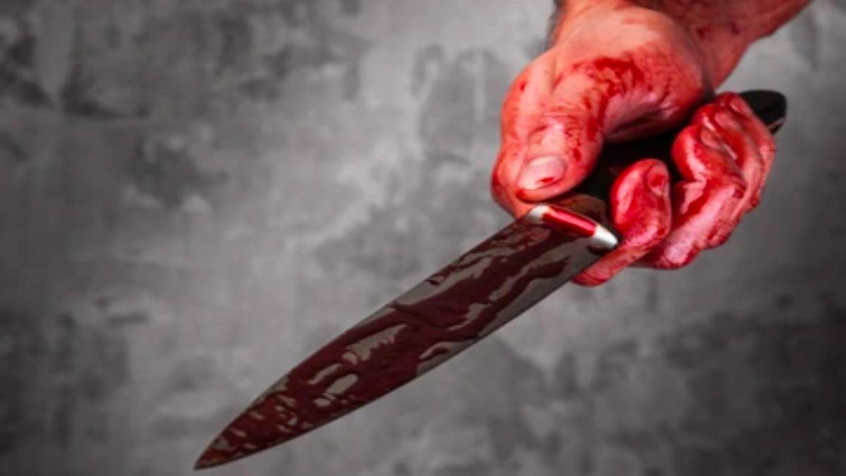 गला रेतकर किसान की नृशंस हत्या, दरवाजे पर पड़ा मिला लहूलुहान शव – गांव में दहशत का माहौल