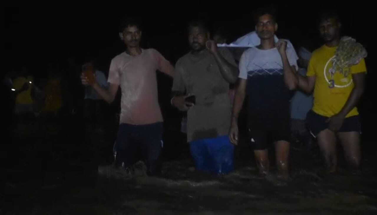 Gaya News : मोरहर नदी पर पुल नहीं होने से इलाज के अभाव में महिला की मौत