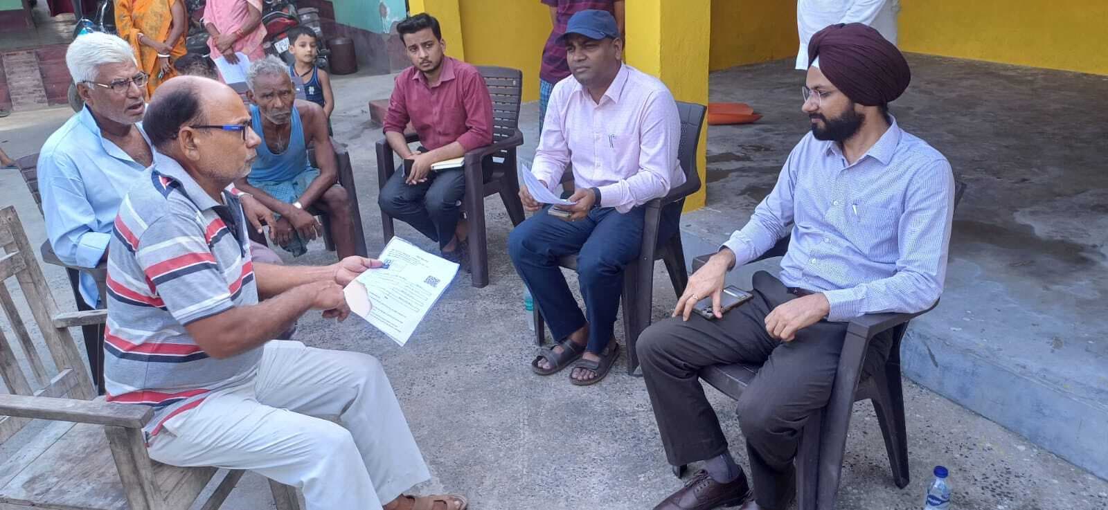डीएम ने विशेष गहन पुनरीक्षण अभियान का लिया जायजा