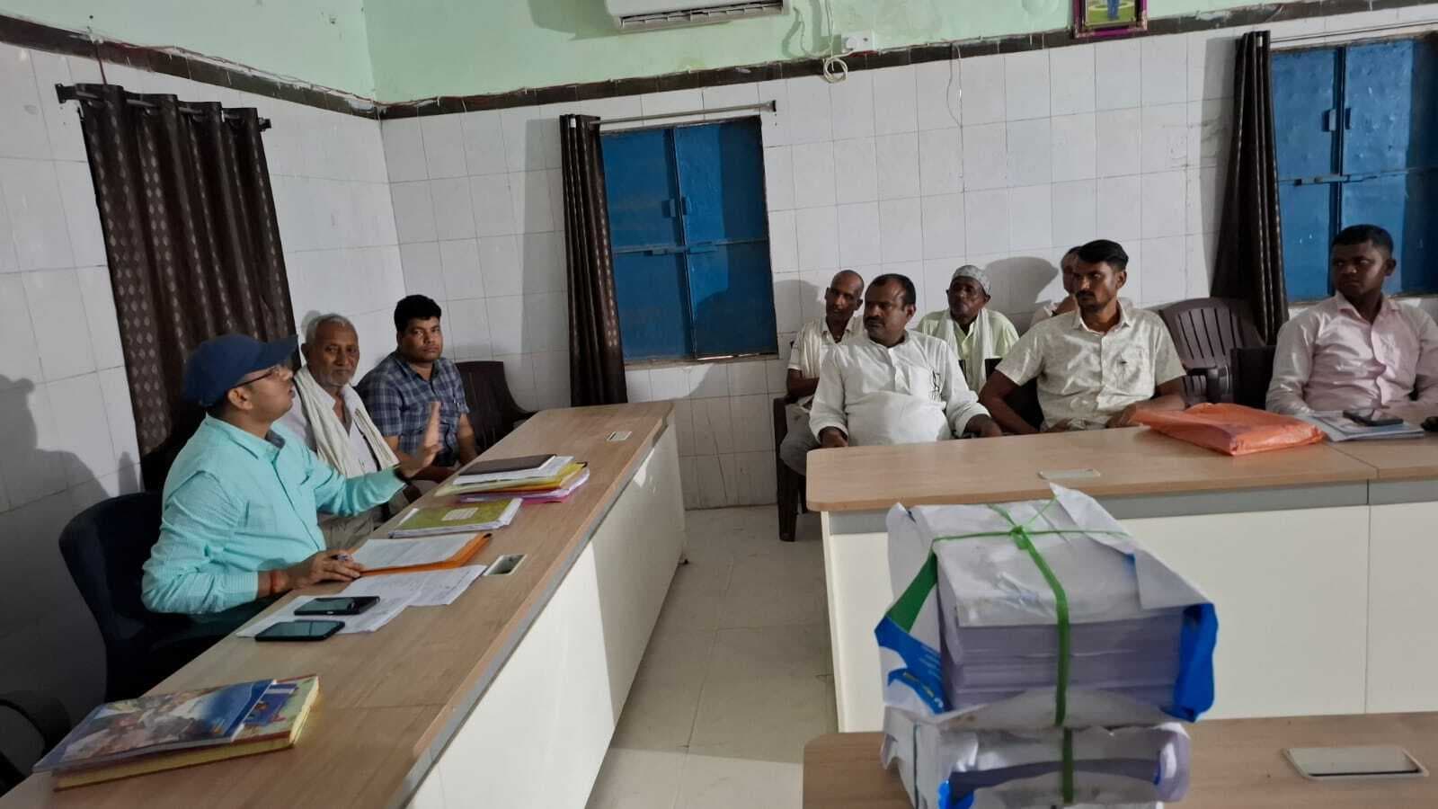 राजनीतिक दलों के प्रतिनिधियों के साथ बैठक कर पुनरीक्षण विमर्श