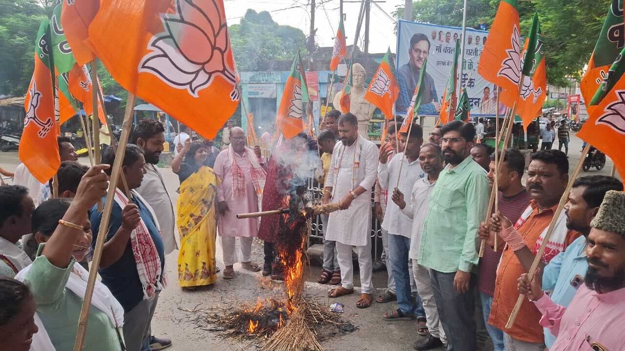 भोगनीडीह लाठी चार्ज मामले में भाजपा ने सीएम का किया पुतला दहन