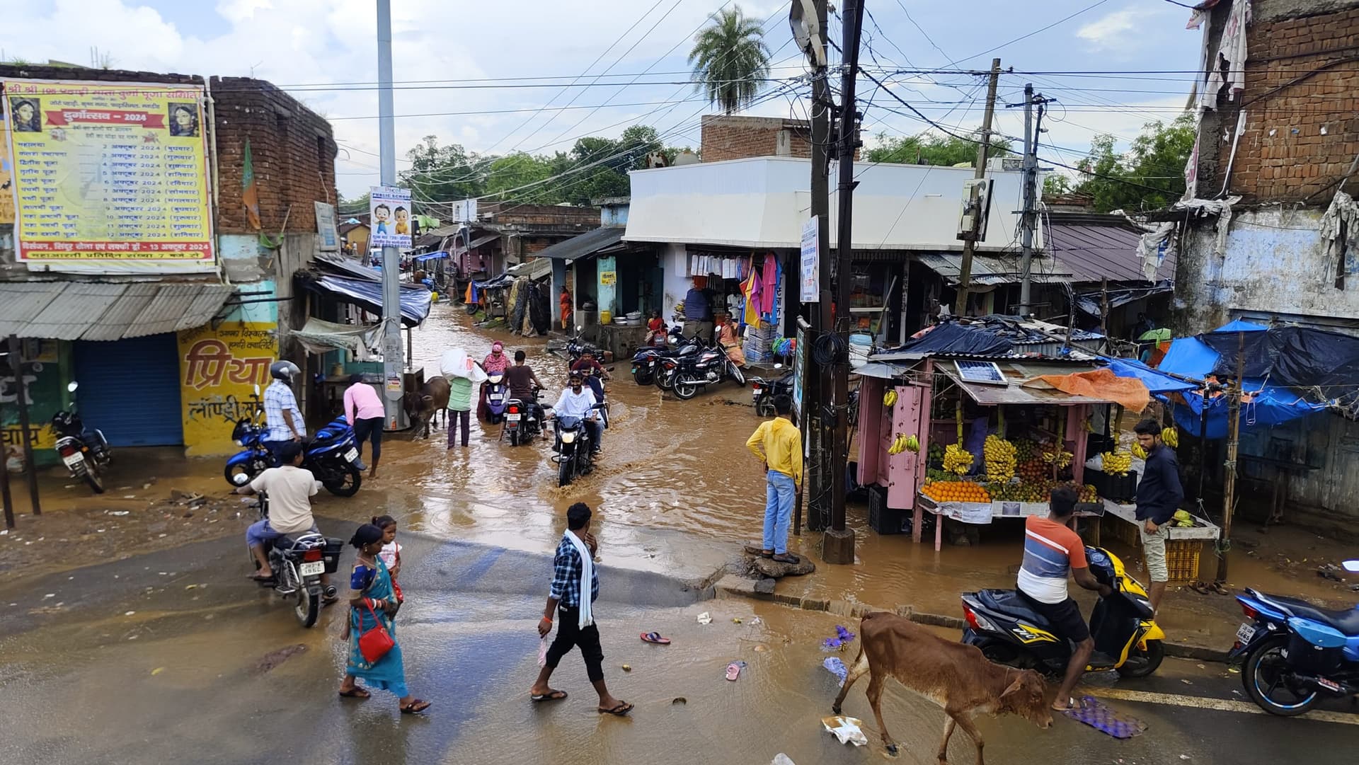 पालोजोरी में हल्की बारिश से सड़क पर जलजमाव, लोगों की बढ़ाई परेशानी