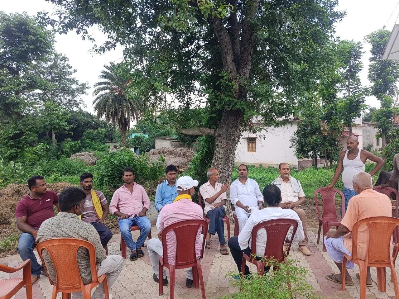 शोकाकुल परिजनों से मिले जनसुराज कार्यकर्ता