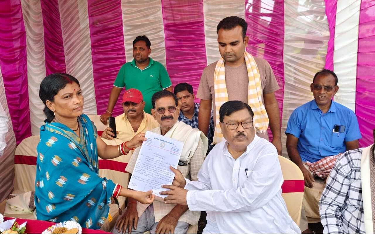 विधायक से मुखिया ने की मीटिंग हॉल के निर्माण की मांग