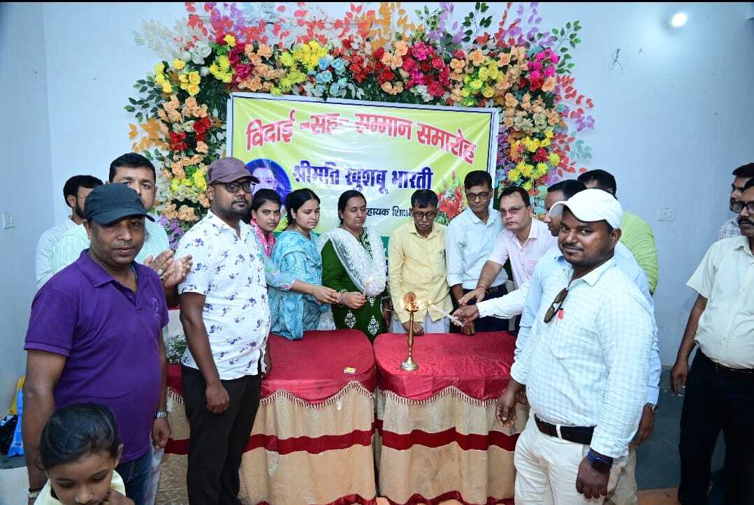 शिक्षिका के स्थानांतरण पर सम्मान समारोह का आयोजन