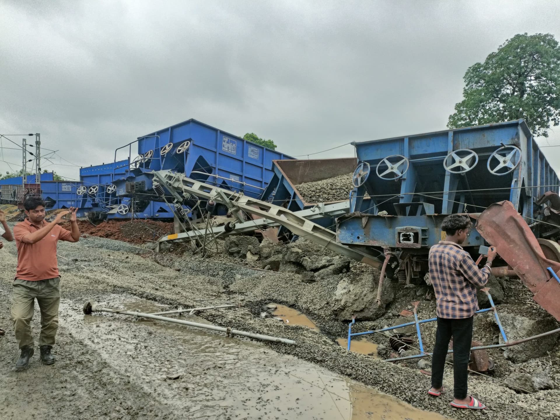 बरहरवा में पत्थर लोड मालगाड़ी की 20 बोगियां हुईं बेपटरी, बाल-बाल बचे मजदूर