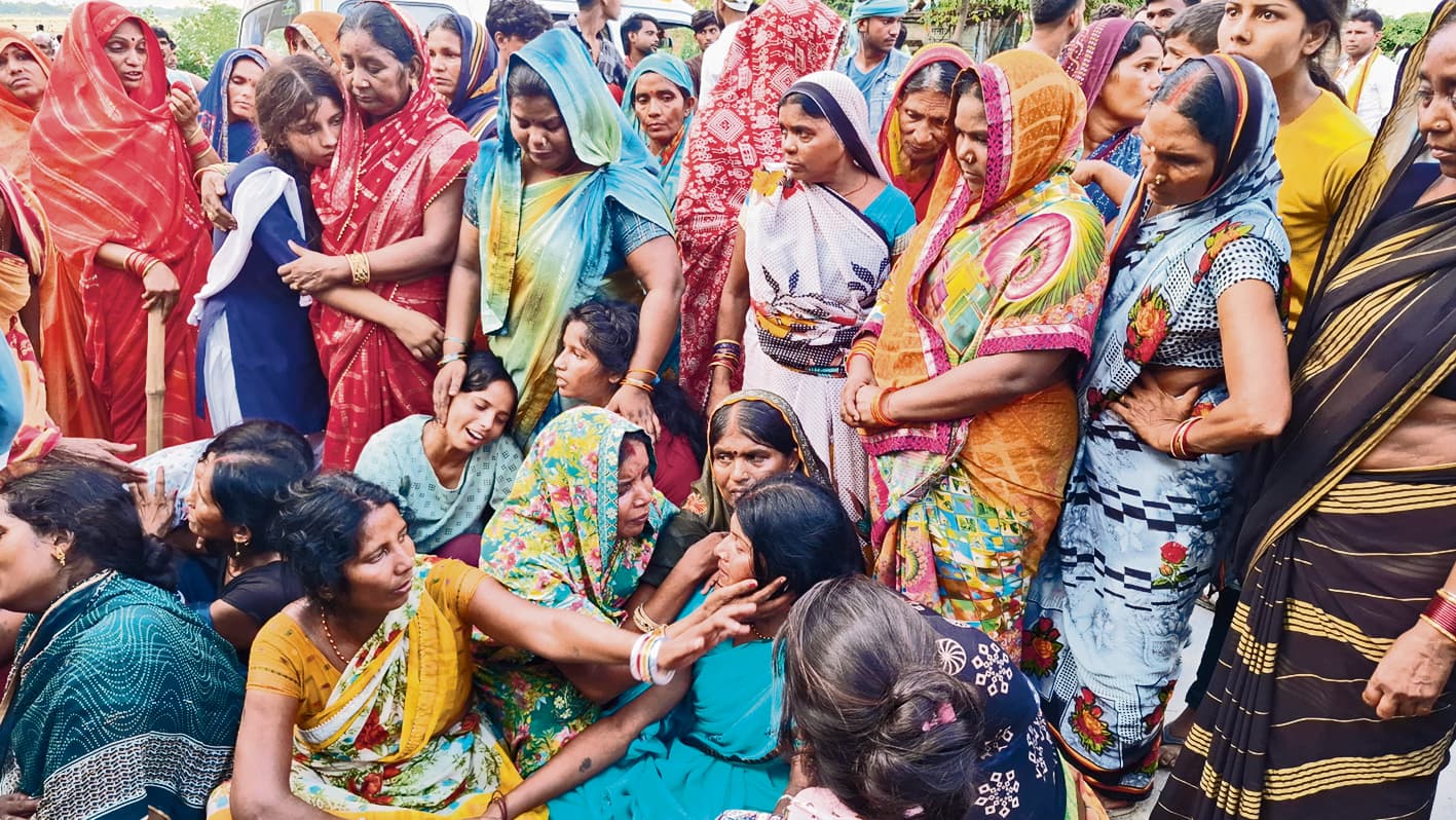 Siwan News : गुठनी में पेड़ से गिरने से मजदूर की मौत, ग्रामीणों ने जाम की सड़क