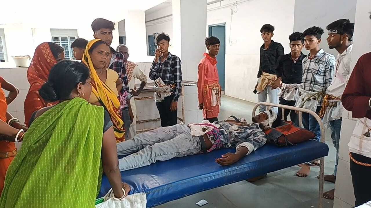 डिवाइडर से टकरायी बाइक, तीन पैकर जख्मी