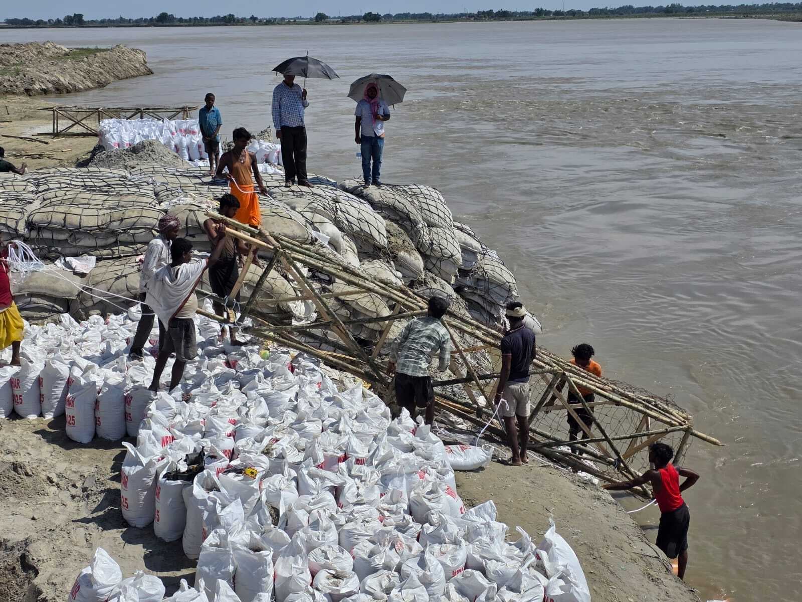 कटाव की जद में समाने को आतुर तेलिहार बांध के समीप कराया जा रहा निरोधात्मक कार्य