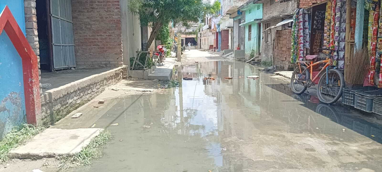 मानसून में दम तोड़ रहा बना पक्का नाला, सड़कों पर बह रहा पानी