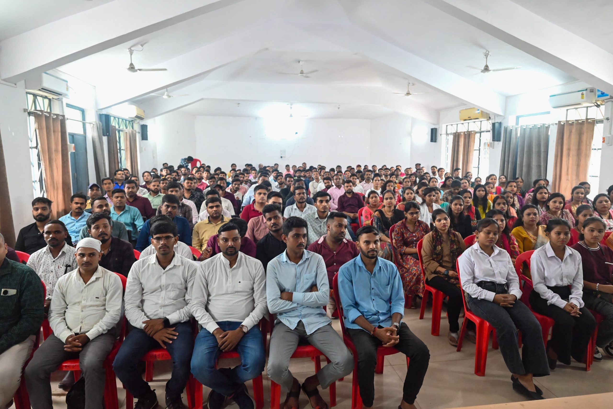 Deoghar News : मेला क्षेत्र में सेवाभाव से श्रद्धालुओं का करें हरसंभव सहयोग : डीडीसी