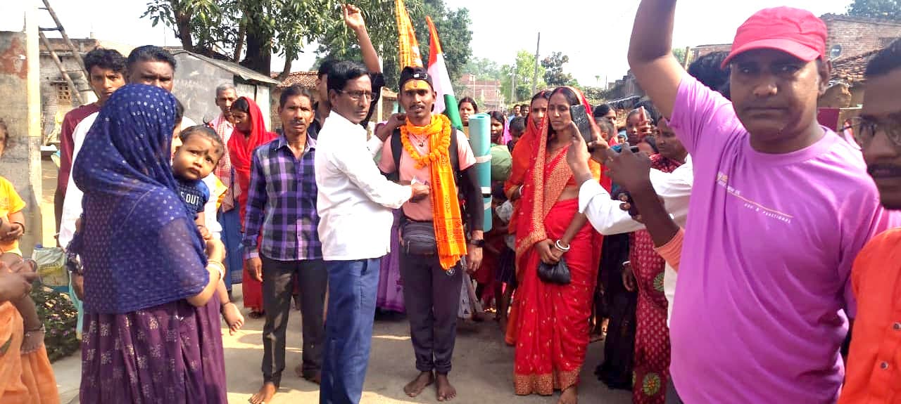 केदारना की पैदल यात्रा कर 80 दिन बाद घर लौटा युवक, ग्रामीणों ने किया स्वागत