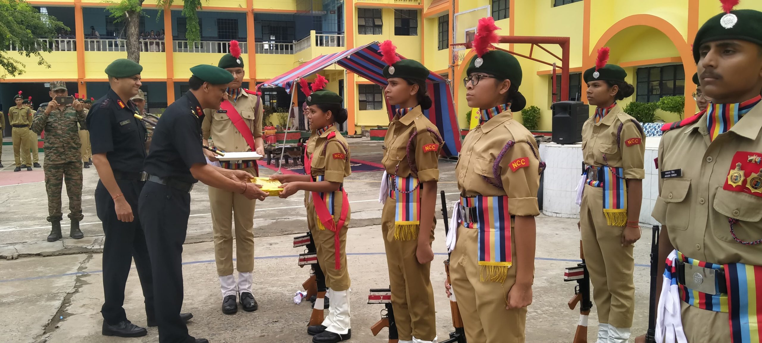 ग्रुप कमांडर ब्रिगेडियर ने डीएवी कैंट एरिया स्कूल के बच्चों से की मुलाकात