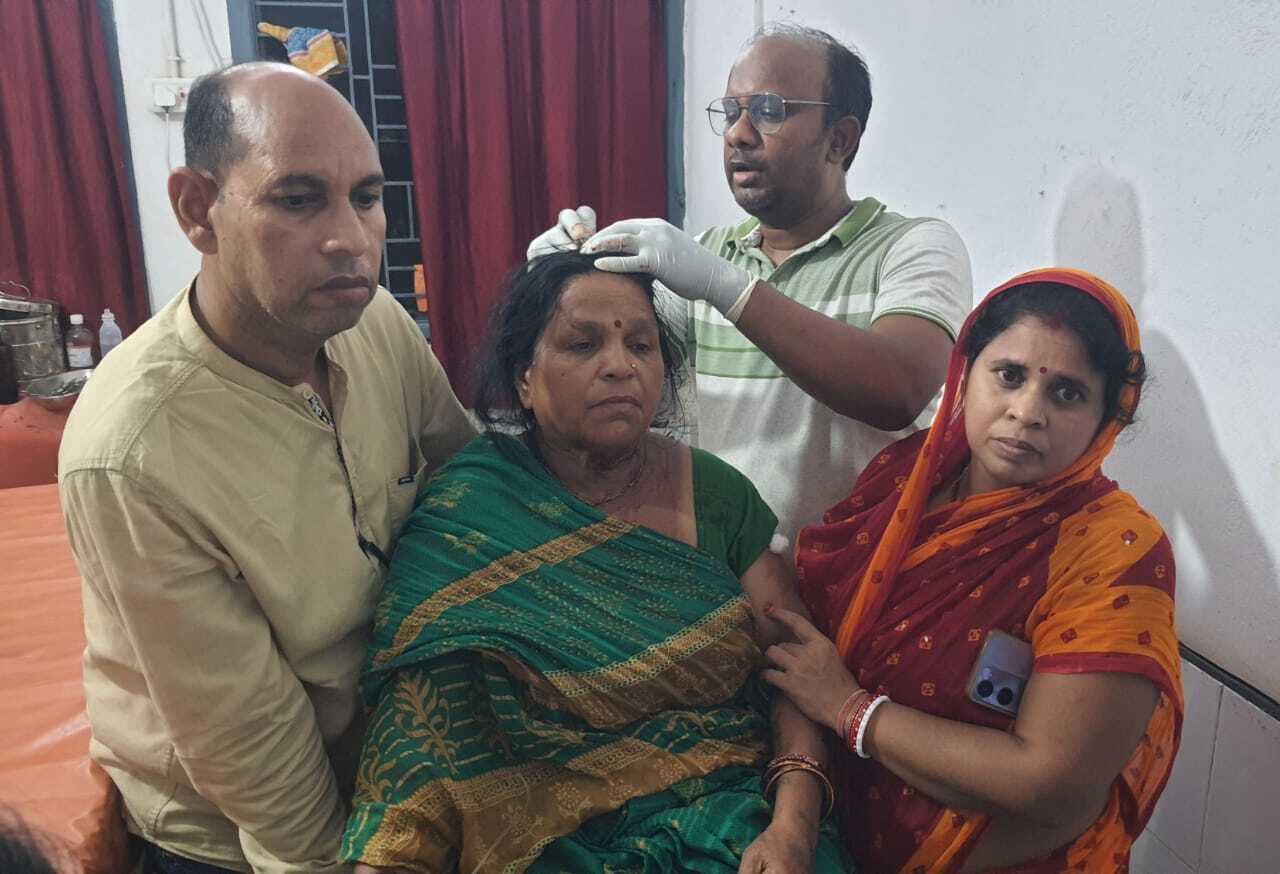 अनियंत्रित बाइक के धक्के से महिला का टूटा पैर, देवघर रेफर