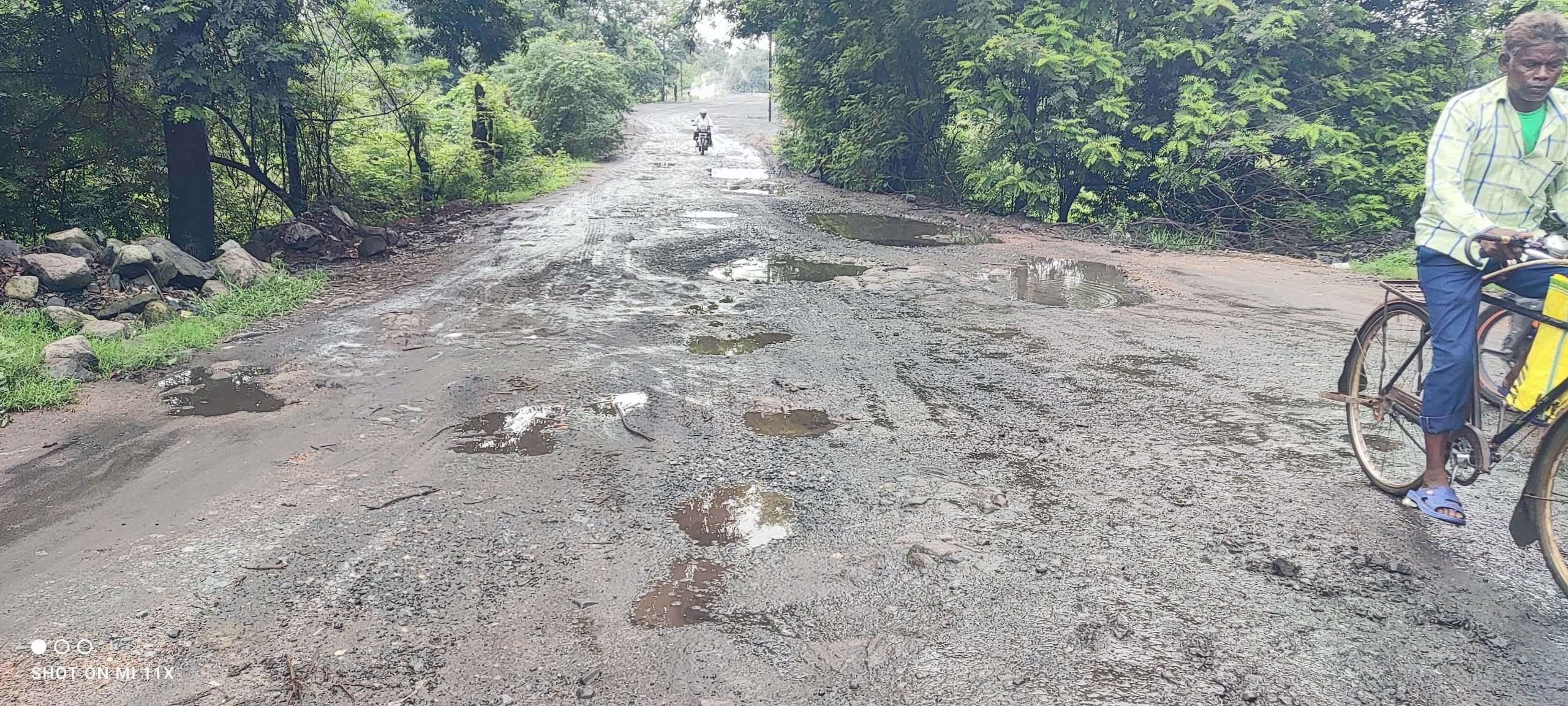 Dhanbad News: धर्माबांध बस्ती जाने वाली सड़क बनी जानलेवा