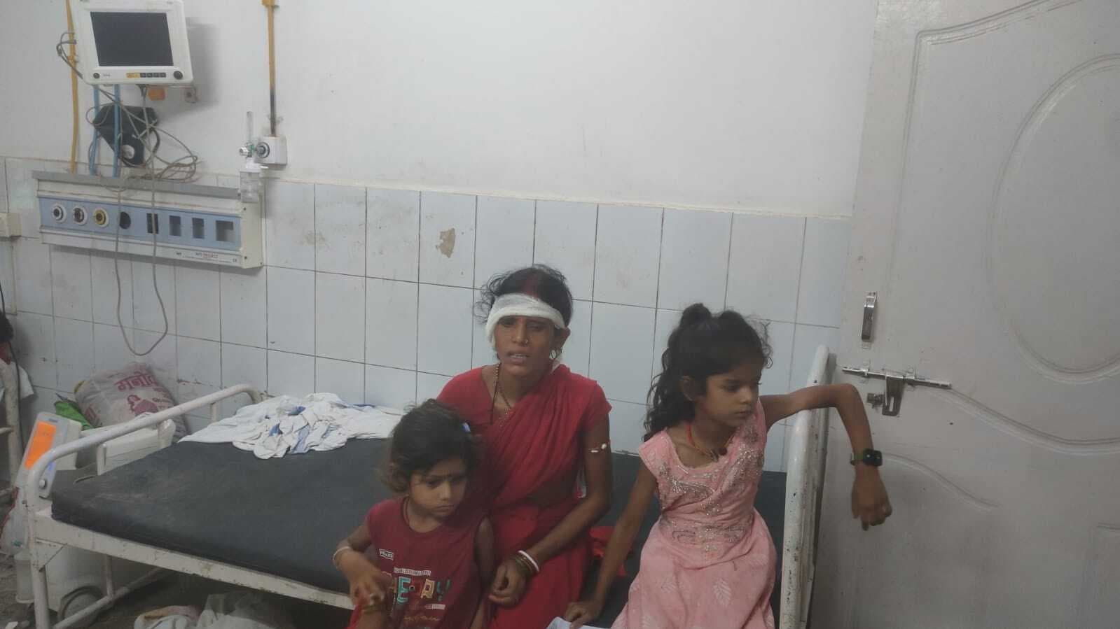 घरेलू विवाद में ससुराल वालों ने विवाहिता को पीटकर किया घायल, भर्ती