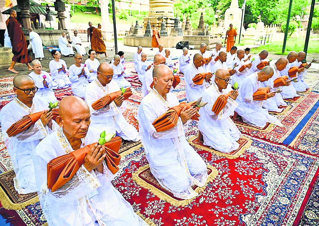 Gaya News : महाबोधि मंदिर में थाईलैंड के 40 श्रद्धालुओं ने दीक्षा लेकर की विशेष पूजा, तीन महीने तक करेंगे वर्षावास