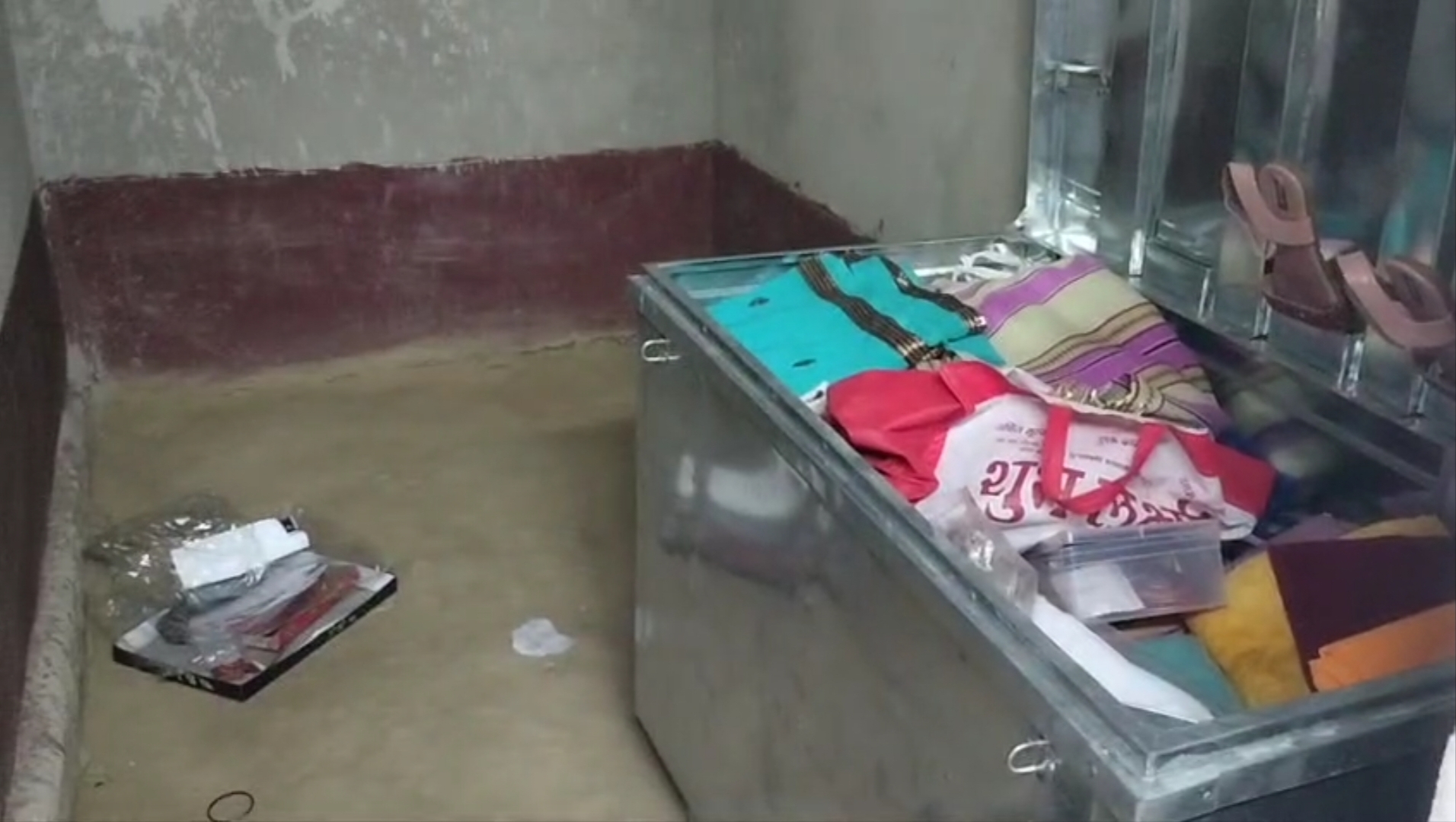 घर में घुस कर चोरों ने की ढाई लाख रुपये की चोरी