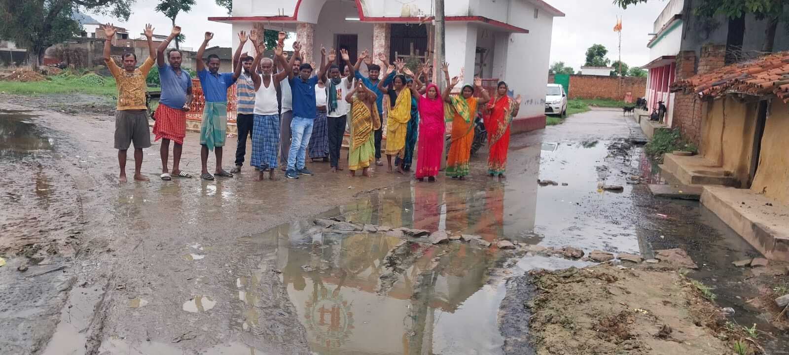 तालाब में तब्दील हुई नोनीगांव की सड़क, लोग परेशान