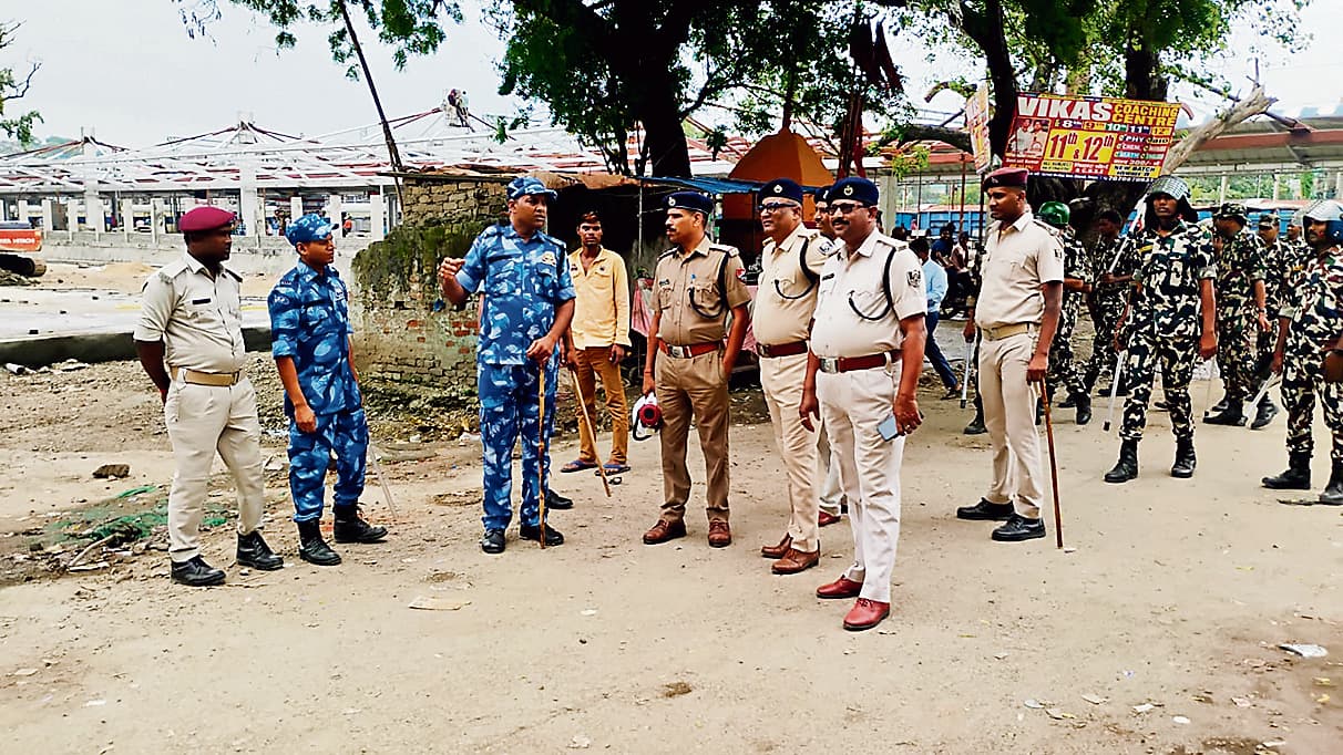 Gaya News : बंद को लेकर गया स्टेशन पर सुरक्षा के कड़े बंदोबस्त, पुलिस बल ने किया फ्लैग मार्च