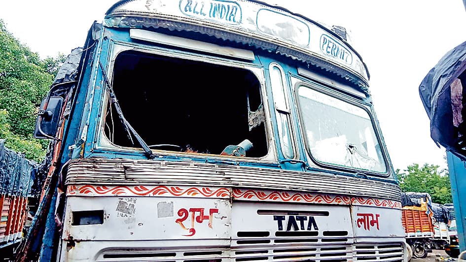 ट्रकों में तोड़फोड़, चार पुलिसकर्मी सस्पेंड, विभागीय जांच शुरू
