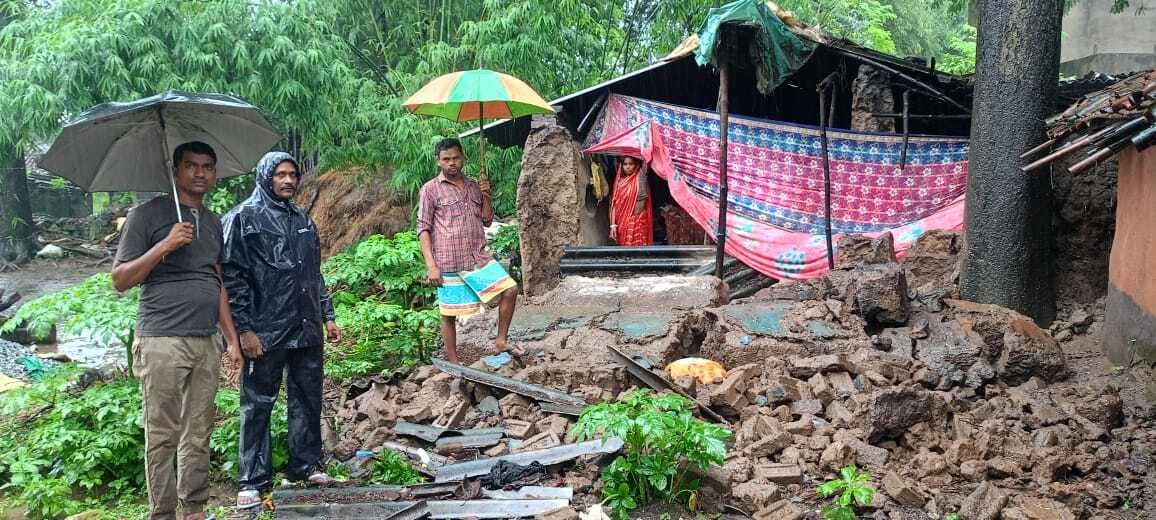 लगातार बारिश जामुदाग गांव में दर्जनों घर गिरे