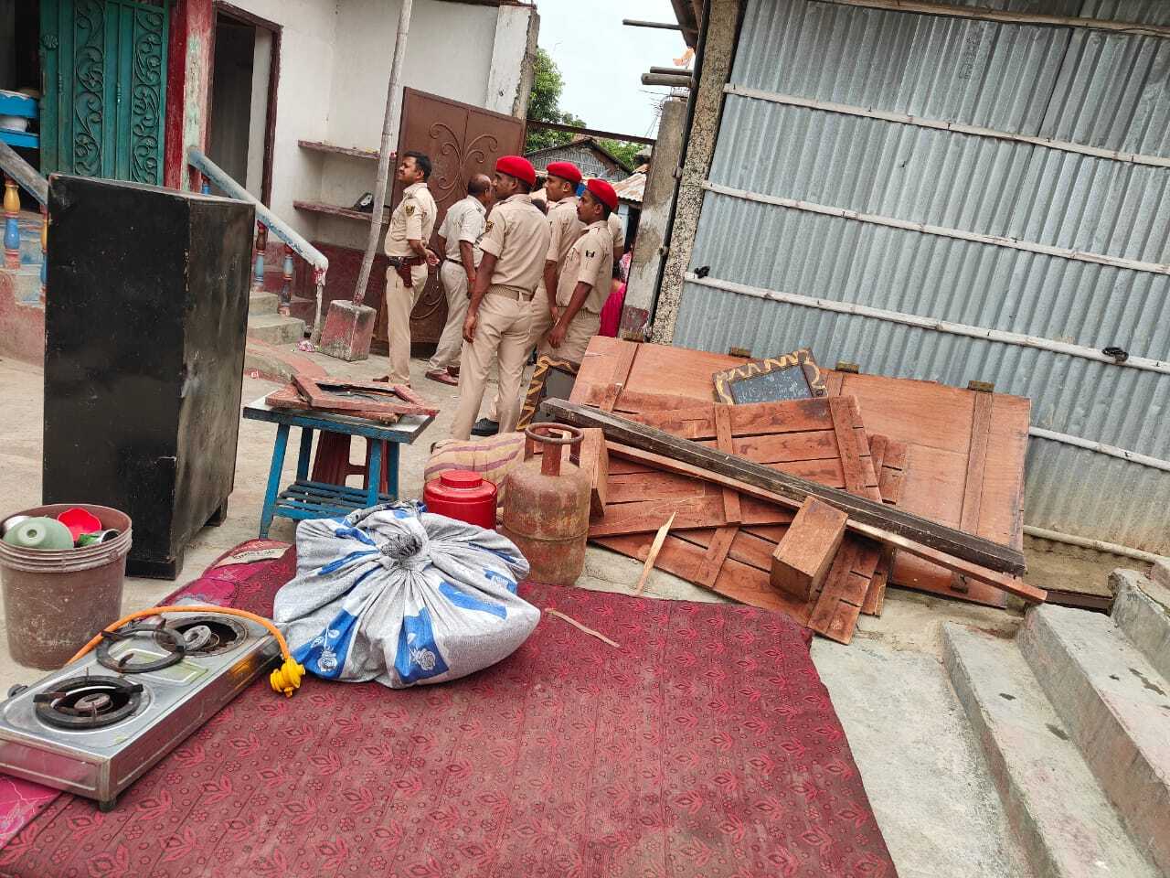 न्यायालय के आदेश पर जुराबगंज नया टोला के आरोपित के घर हुई कुर्की-जब्ती