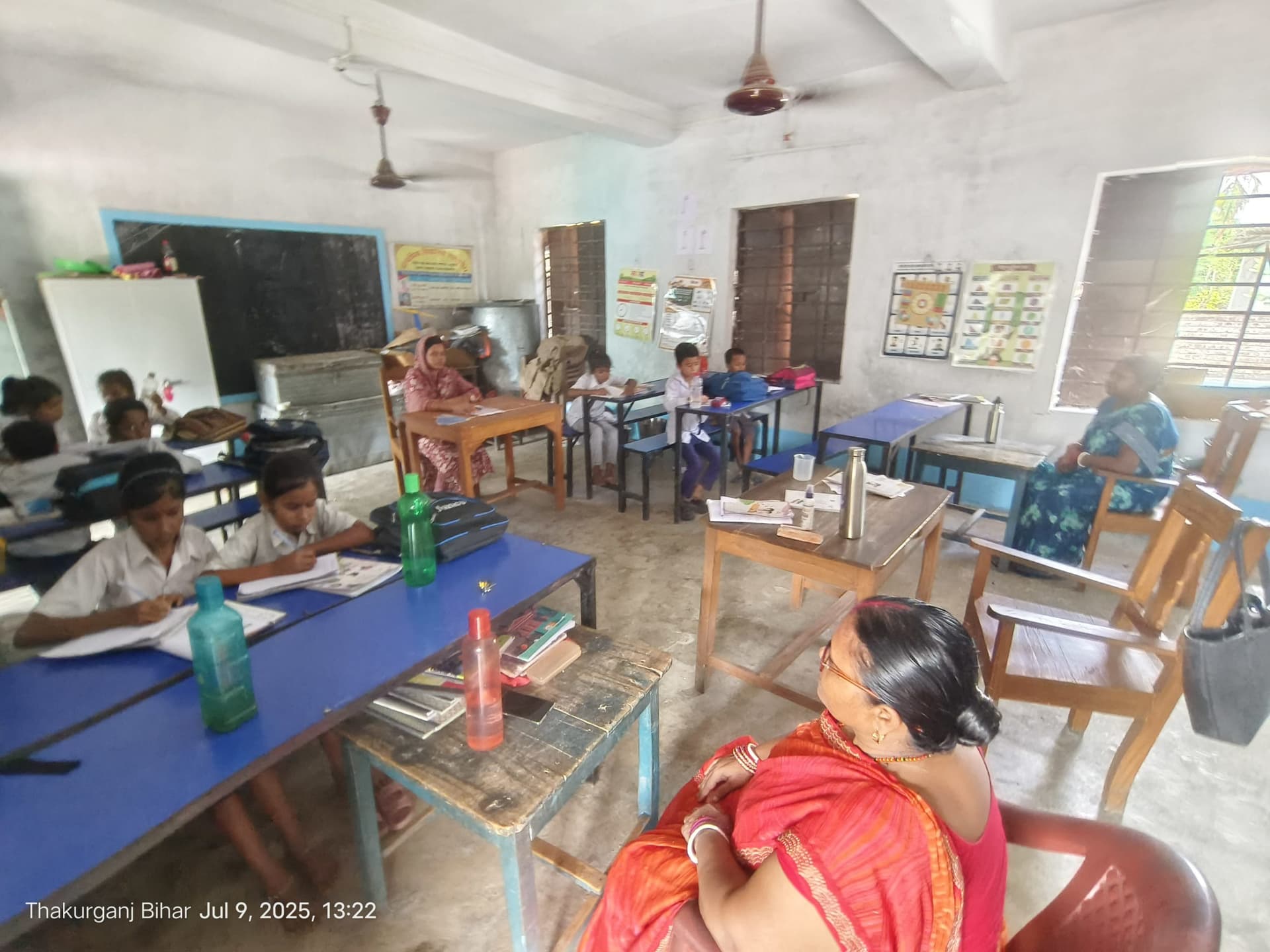 एक कमरा में 12 विद्यार्थी के लिए चार शिक्षक