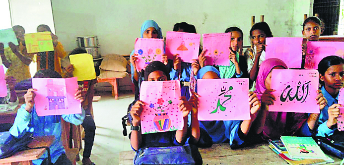 Siwan News : बच्चियों ने कागज पर उकेरीं कल्पनाओं की आकृतियां