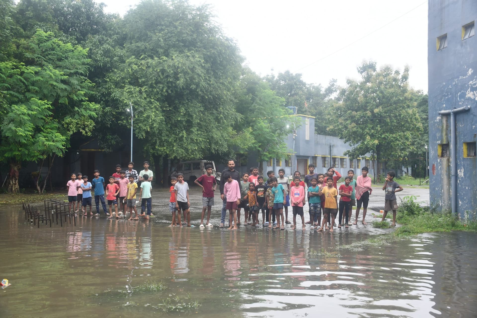 Bokaro News : बरसात शुरू होते ही टापू में तब्दील हो जाता है सुभाष चंद्र बोस सरकारी आवासीय विद्यालय