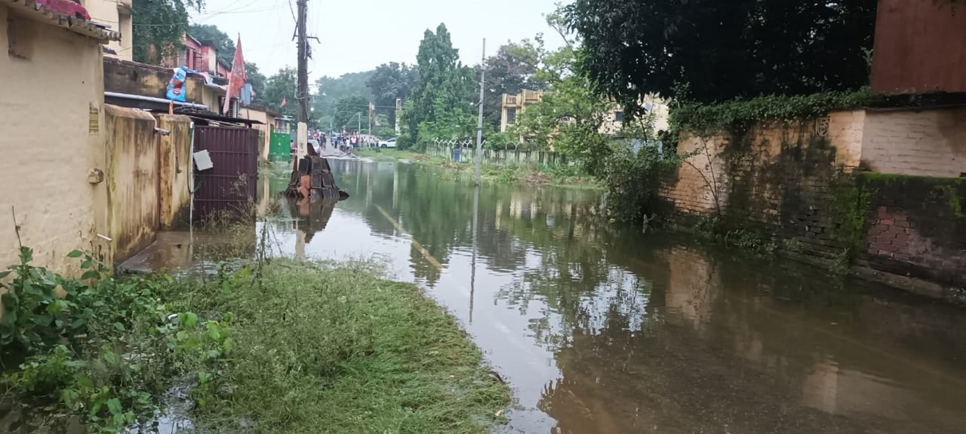 Bokaro News : सड़क पर जलजमाव, क्वार्टर में घुस रहा पानी