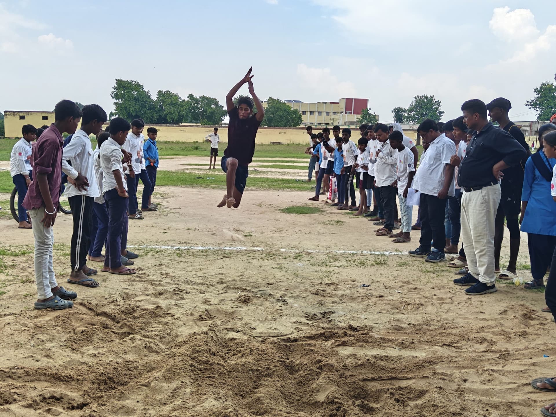 गिद्धौर में संकुल स्तरीय खेल प्रतियोगिता संपन्न, प्रतिभावान छात्र हुए सम्मानित
