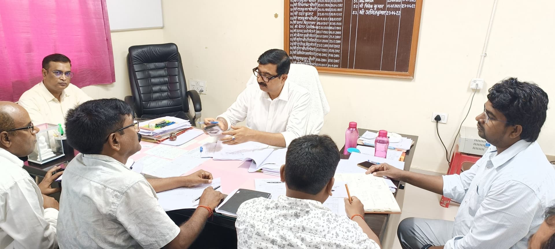 पुनरीक्षण कार्य में लापरवाही पर डीएम ने जतायी नाराजगी, ससमय शत प्रतिशत लक्ष्य प्राप्ति का निर्देश