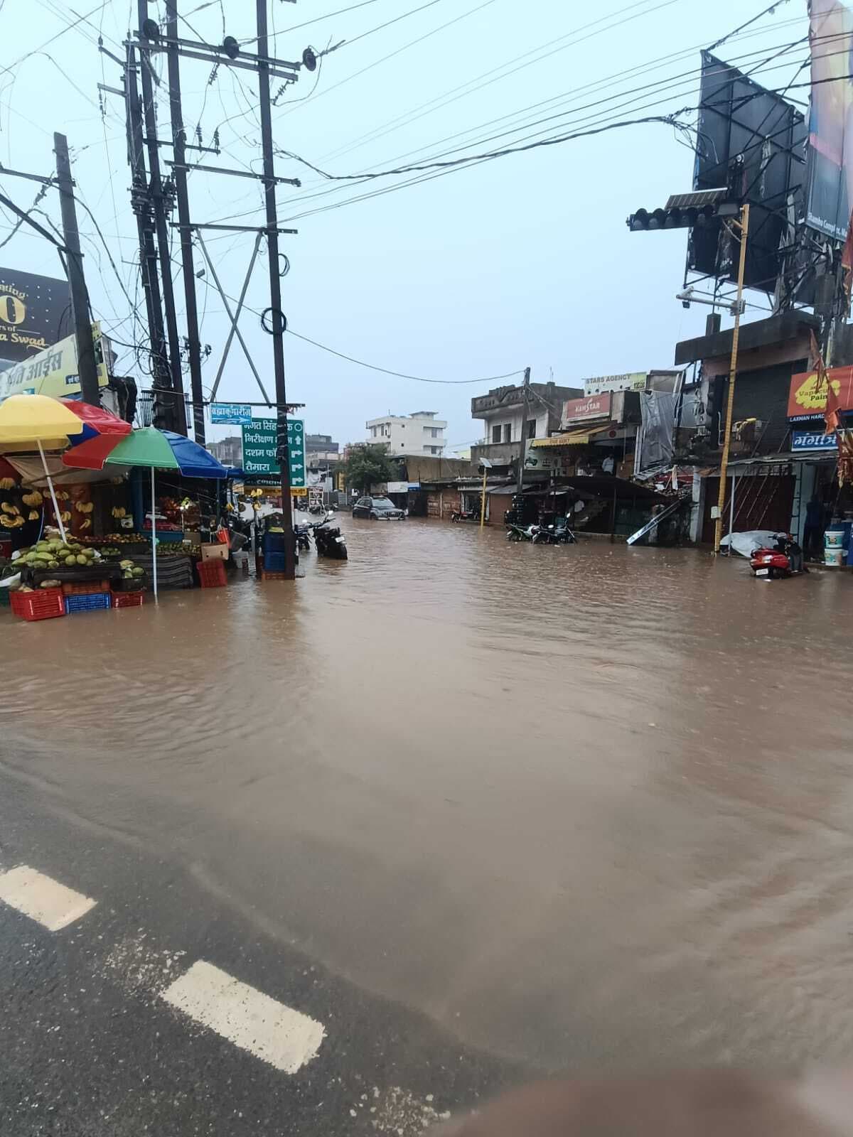 भारी बारिश के बाद जलमग्न हुआ शहर का नीचला भाग