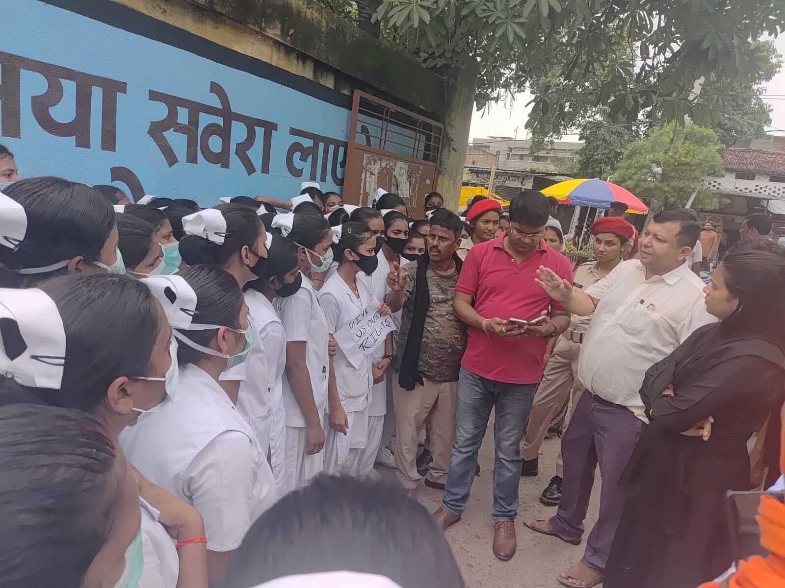 रजौली जीएनएम ट्रेनिंग सेंटर में छात्राओं का हंगामा, पेयजल और स्वच्छता के अभाव से आक्रोश
