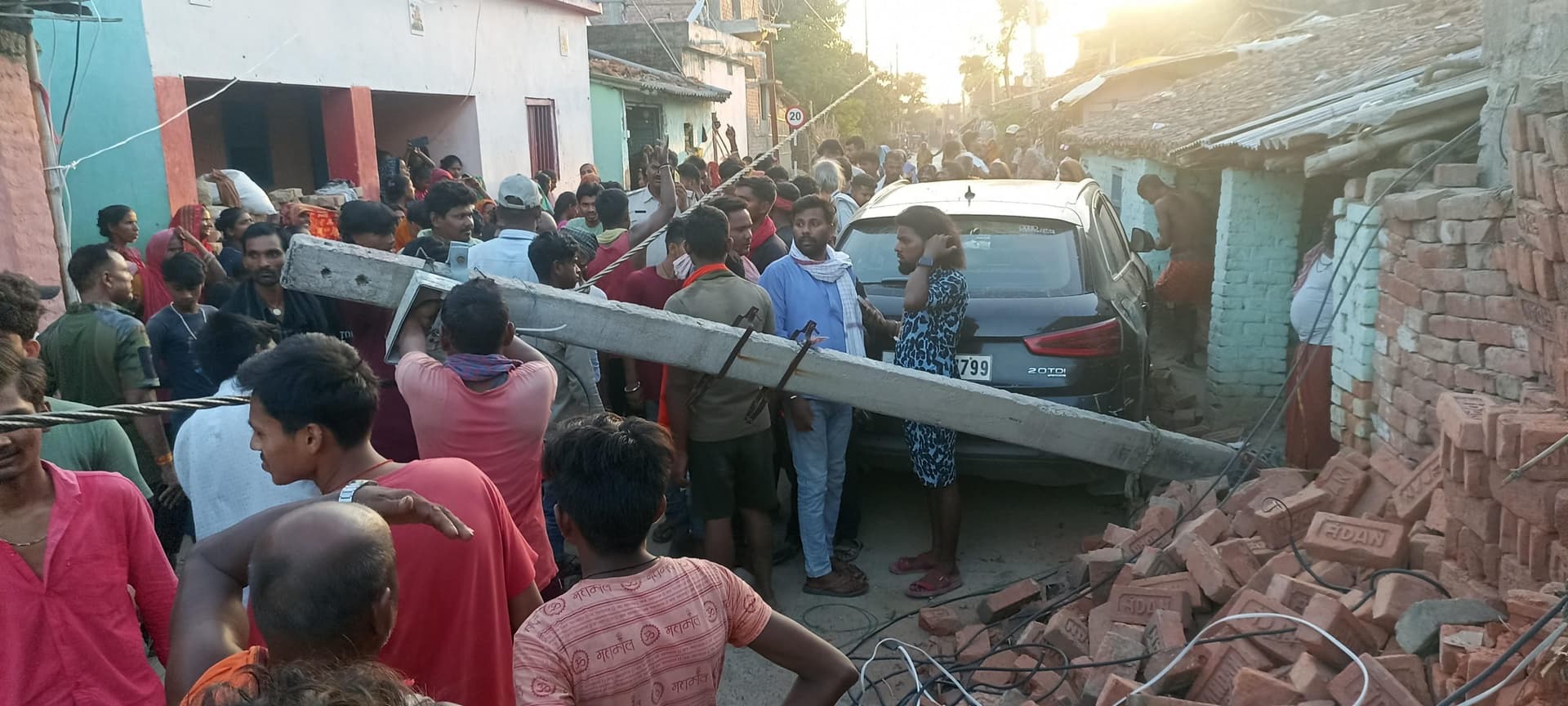 Darbhanga News: अनियंत्रित कार की ठोकर से दो लड़की घायल