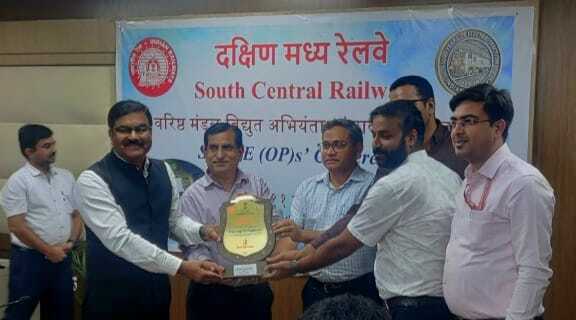 क्रू प्रशिक्षण में डीडीयू मंडल को राष्ट्रीय स्तर पर द्वितीय उपविजेता शील्ड