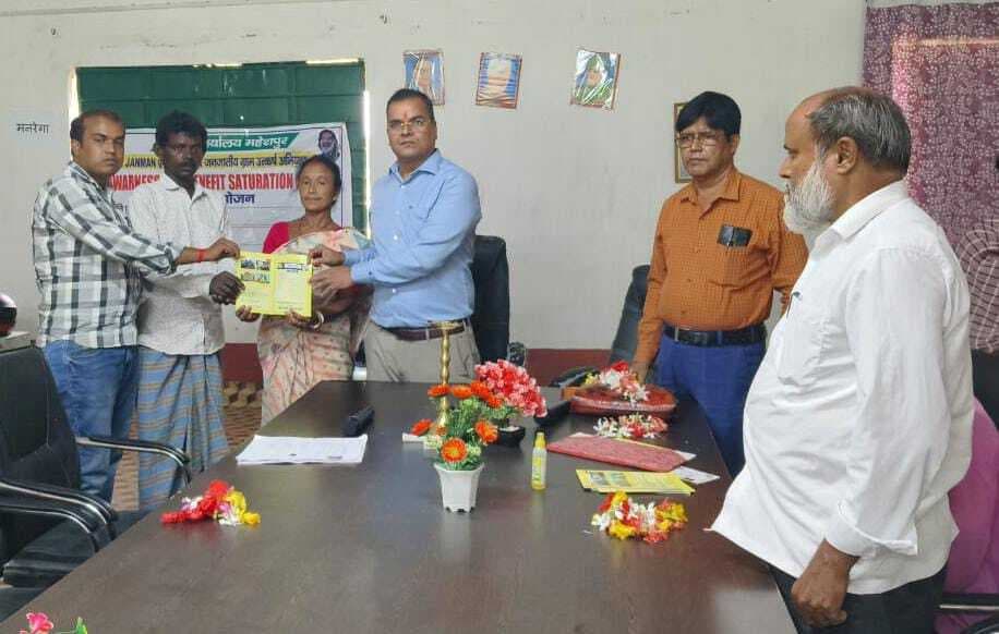 शिविर में लोगों ने योजनाओं के लाभ के लिए दिये आवेदन