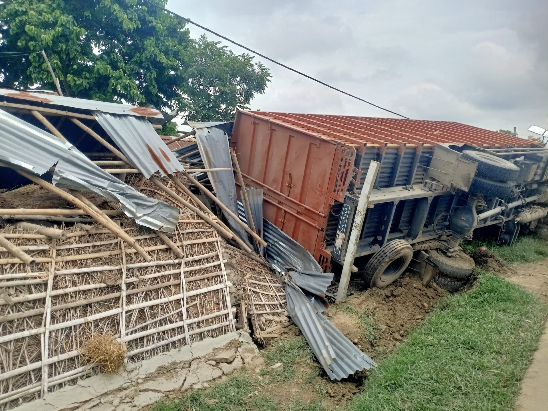 एनएच-81 जामुन टोला के पास पलटा कंटेनर, तीन घर क्षतिग्रस्त