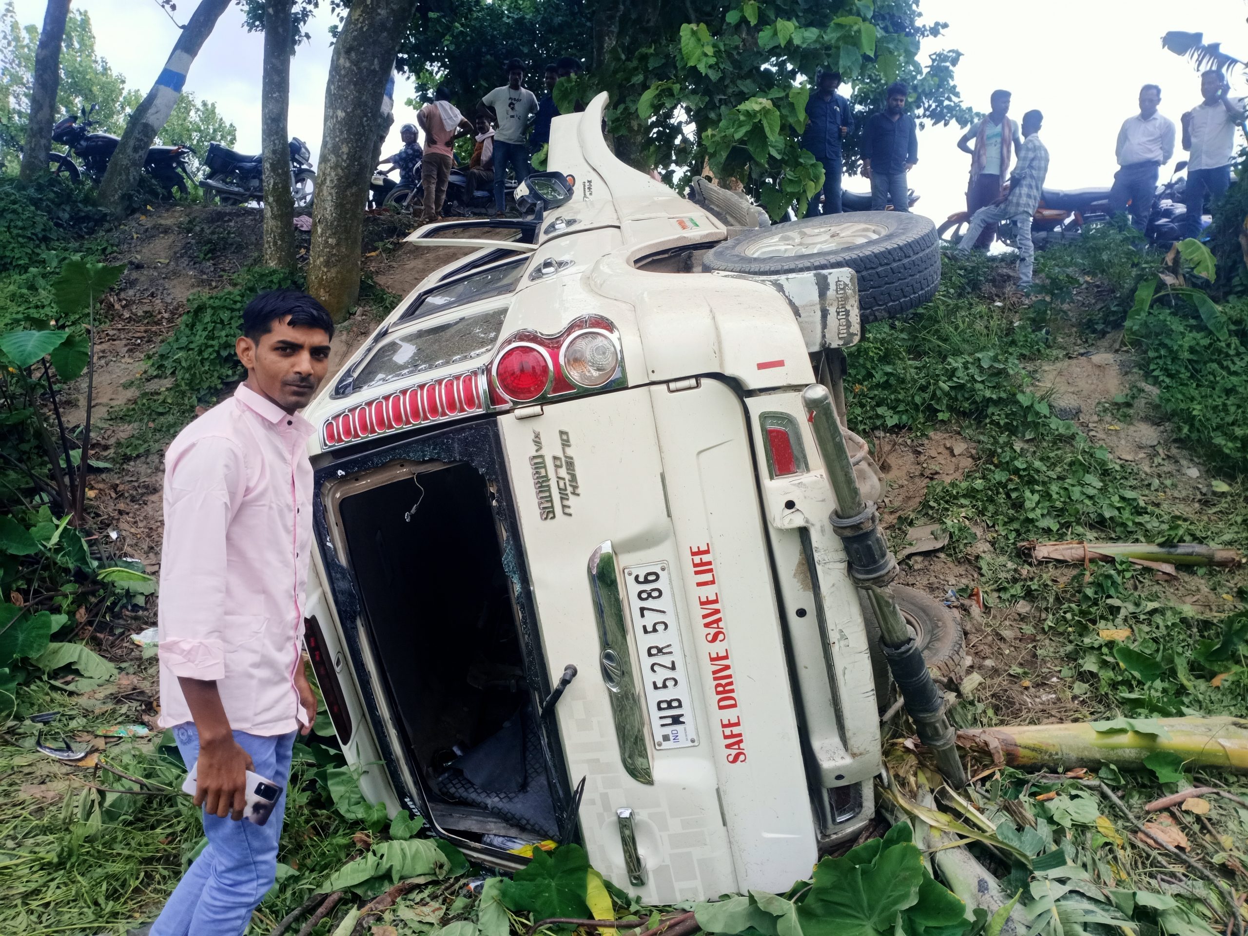 मालदा से पूर्णिया जा रहा चार चक्का वाहन पलटा, छह गंभीर