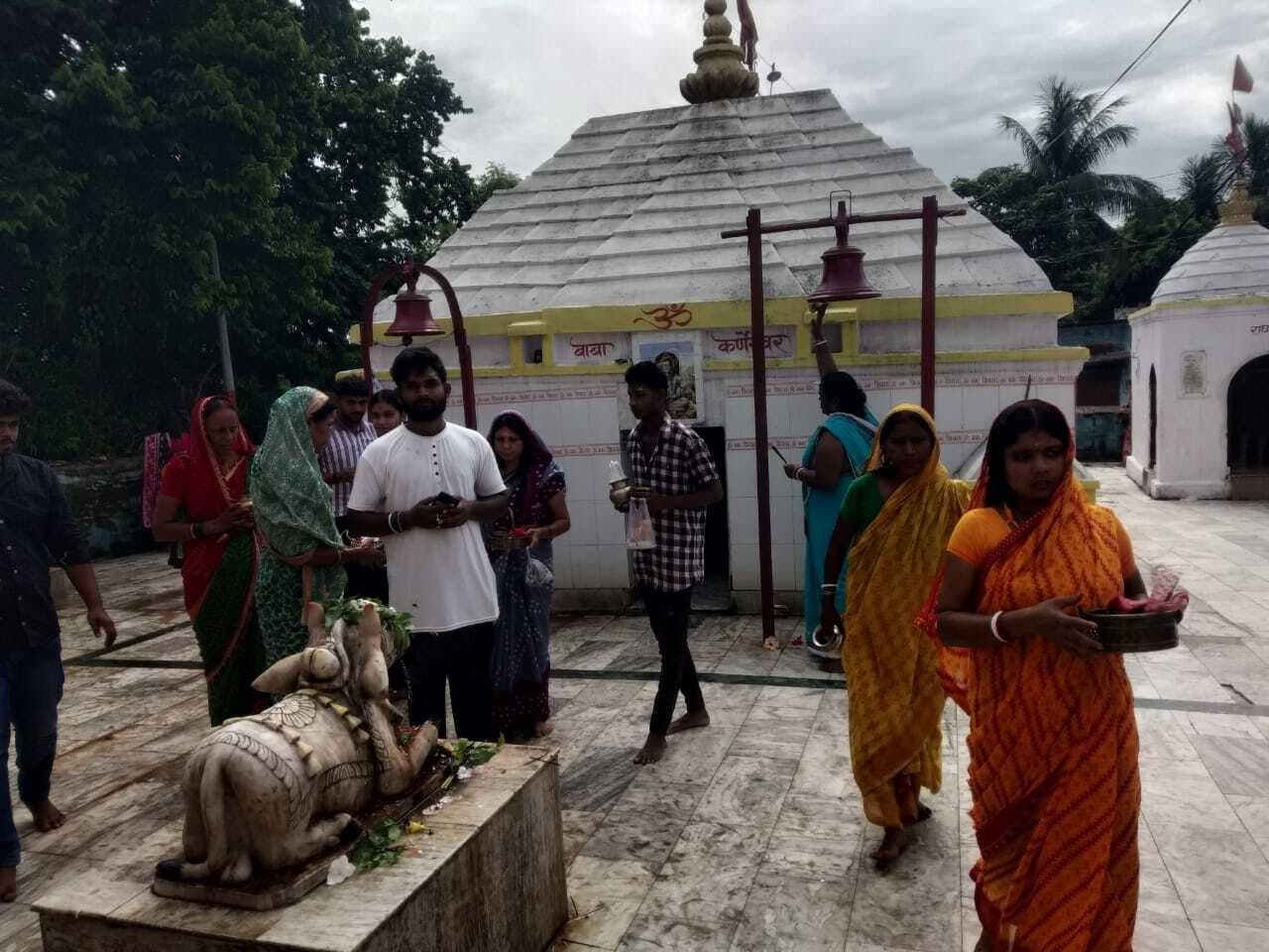 करौं : बाबा कर्णेश्वर मंदिर में बाबा को किया जलाभिषेक