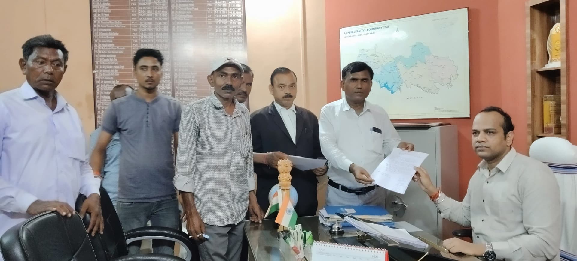चितरा इसीएल प्रबंधन के विरोध में डंपर मालिक व चालकों ने निकाला पैदल मार्च